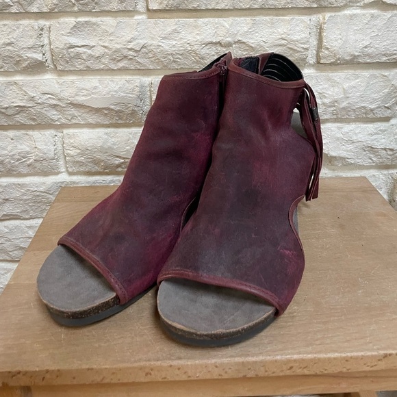OTBT Free Spirit peep toe sandals booties chunky heel Wine color fringe Boho 9.5 - Picture 2 of 6